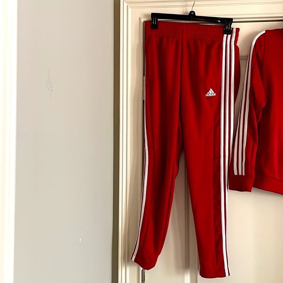 One full set and a pair of sweats - Picture 3 of 6